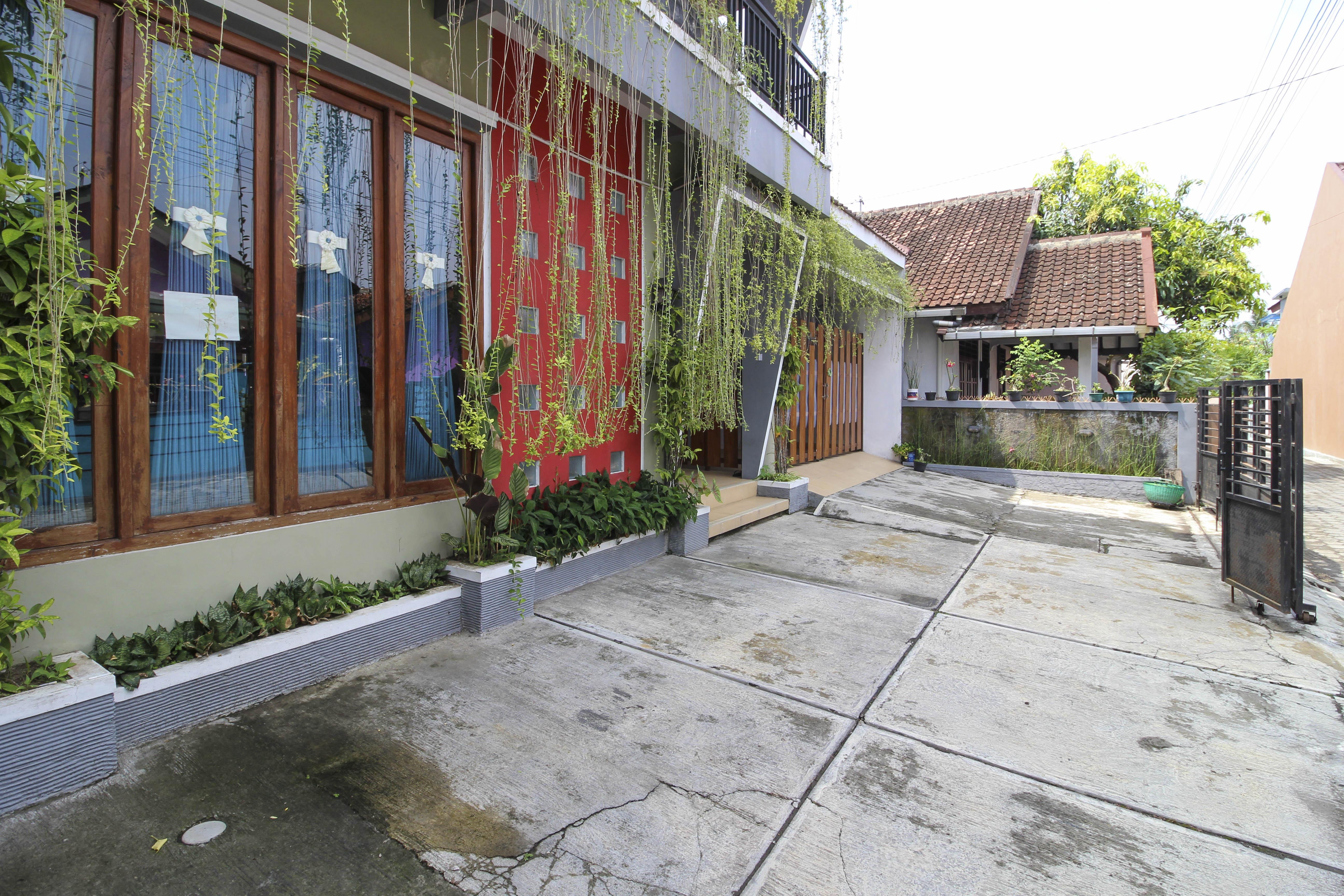 Reddoorz Near Hartono Mall Kejayan Екстер'єр фото